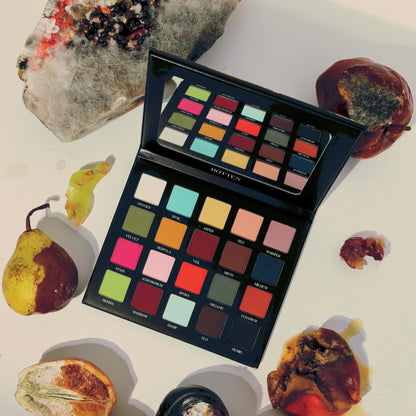 MEI PANG X BLEND BUNNY ROTTEN PALETTE